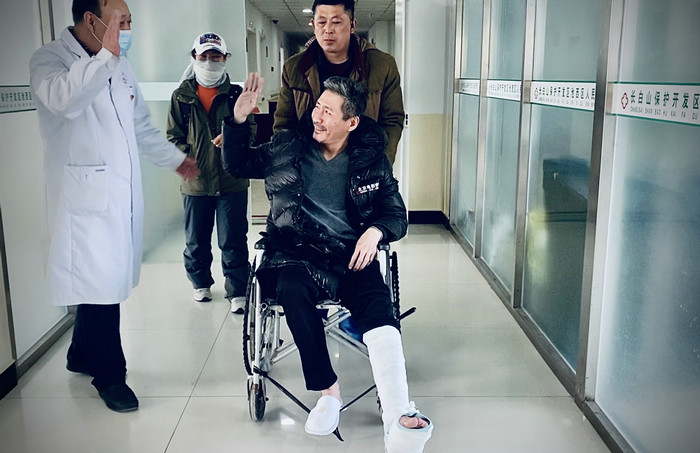 “元芳”扮演者——著名演员张子健拍摄新戏不慎受伤  为高度还原“靖宇精神”决定带伤返组拍摄
