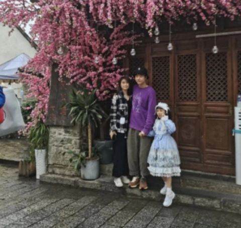 洪欣张丹峰带女儿出游 一家三口同框画面温馨幸福